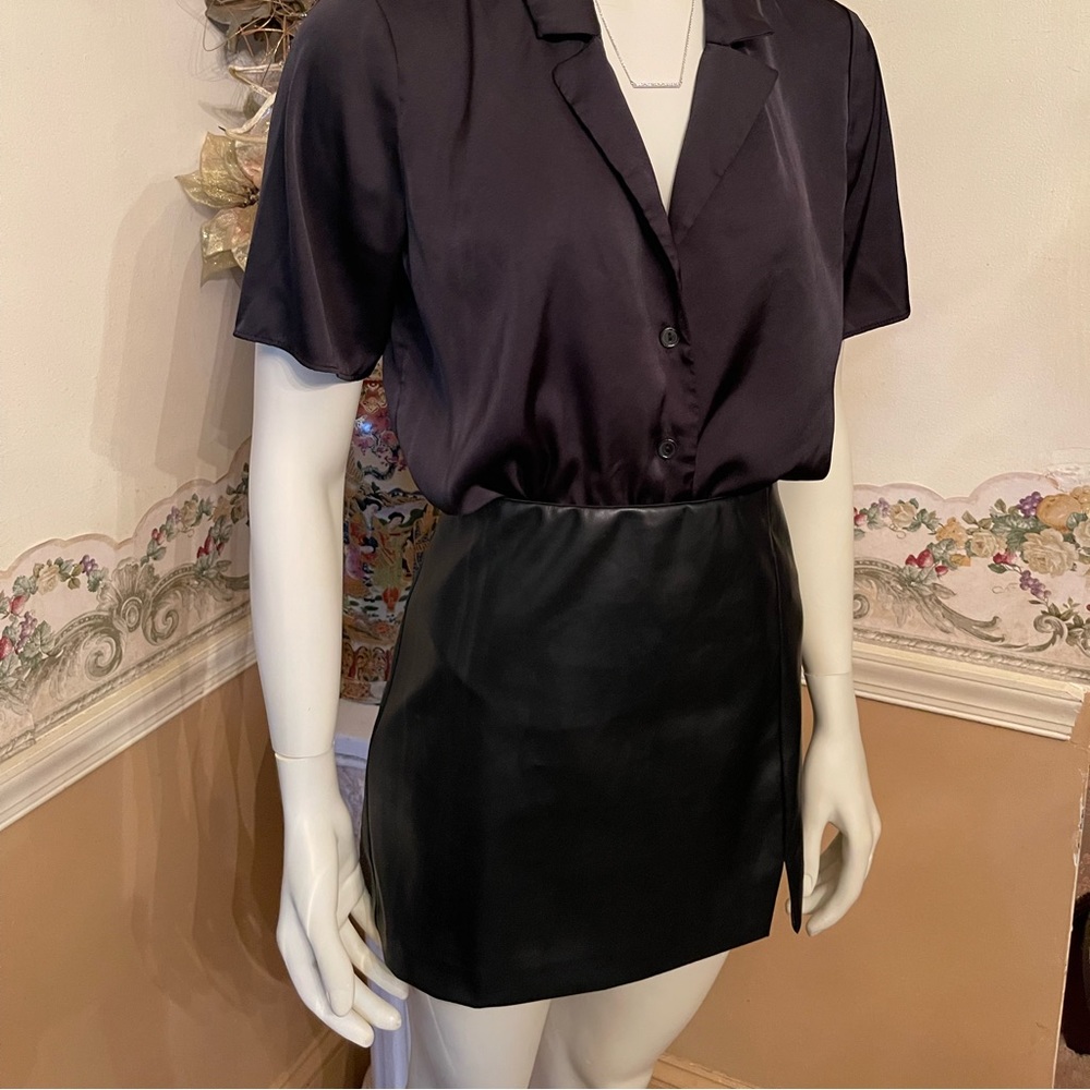 Mini short faux leather skirt.